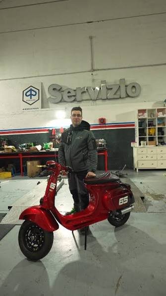 Vespa restaurata da Carrozzeria La Spezzina nell'officina di Minucciano